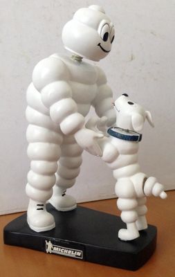 une figurine représentant un homme et un chien posée sur une table