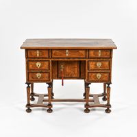 Bureau mazarin en bois de placage marqueté et bois noirci, à… (photo 3)