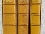trois livres posés sur une table l'un à côté de l'autre