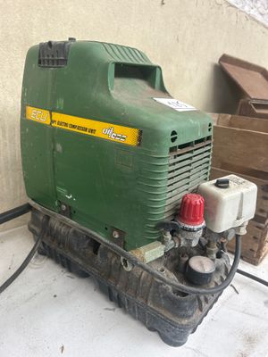 une machine verte posée sur une table