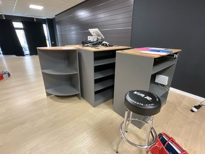 un bureau avec un tabouret au milieu de la pièce