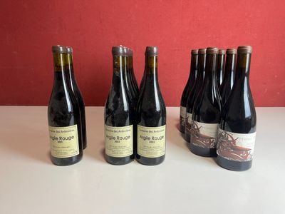 six bouteilles de vin sont alignées sur une table