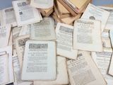 une pile de vieux livres posés sur une table