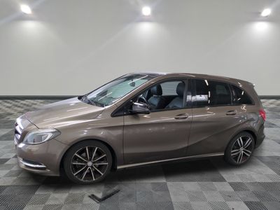 La Mercedes Classe B est garée sur un sol en carrelage à damier