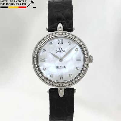 une image montrant un gros plan d'une montre dotée d'une lunette sertie de diamants