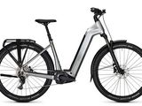 un gros plan d'un vélo sur fond blanc