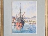 aquarelle encadrée représentant un bateau dans un port, avec une ville en arrière-plan