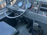 vue du tableau de bord du conducteur d'un bus