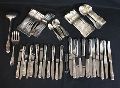 un assortiment d'argenterie comprenant des fourchettes, des couteaux et des cuillères