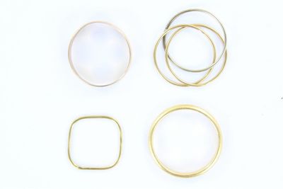plusieurs anneaux sont disposés en cercle sur une surface blanche
