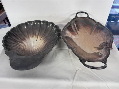 deux bols posés sur une table recouverte d'une nappe blanche