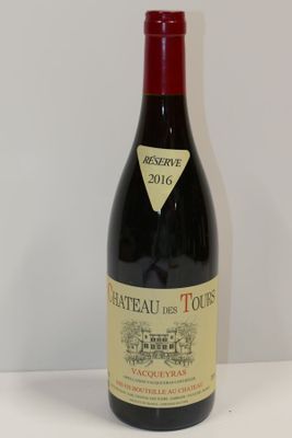 une bouteille de vin posée sur une table