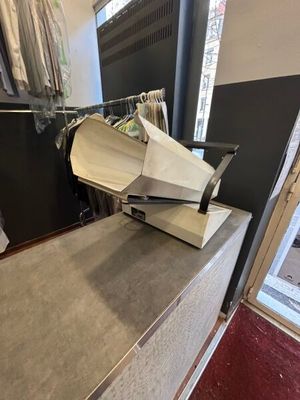 VENDU SUR DESIGNATION A L'HOTEL DES VENTES L'ANNEXE à CORBAS…