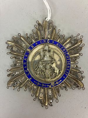gros plan d'une médaille sur une surface blanche