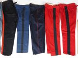 cinq paires de pantalons pour homme alignées sur une surface blanche