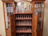 un meuble sur lequel sont posés de nombreux verres