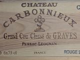 une caisse en bois sur laquelle est accrochée une pancarte indiquant « Château Carbo Nieuy »
