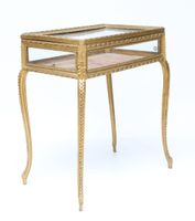 Vitrine en bois sculpté et doré de forme rectangulaire repos… (photo 2)