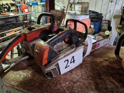 une tronçonneuse posée sur une table dans un garage