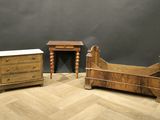 deux lits en bois et une table de chevet posés sur un parquet