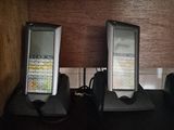 trois téléphones portables posés sur une étagère dans une pièce
