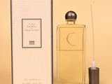 gros plan d'un flacon de parfum à côté d'une boîte