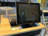 un ordinateur portable posé sur un bureau dans un magasin