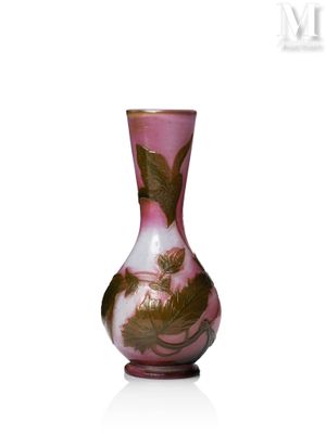 un vase rose orné d'une image d'oiseau