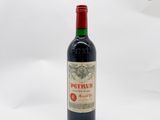 une bouteille de vin posée sur une table