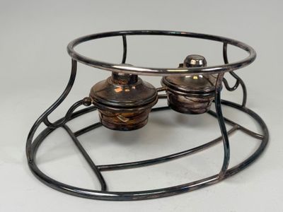un plateau en métal sur lequel se trouvent deux petits pots