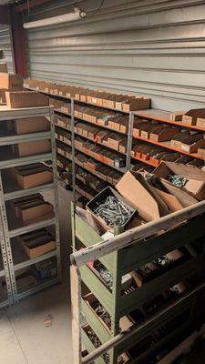 des tas de cartons, les uns à côté des autres, sur les étagères de l'entrepôt