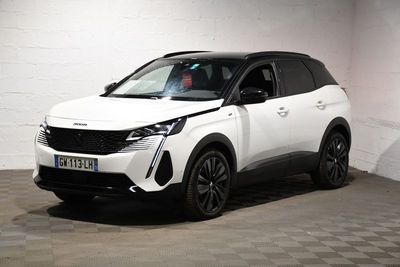 Le SUV blanc est garé dans un garage dont le sol est à damier.
