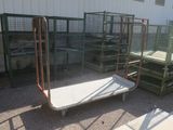 un chariot en métal sur lequel est posé un matelas