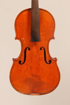 un vieux violon avec un archet accroché à son dos