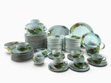 beaucoup d'assiettes, de tasses et de soucoupes sur la table