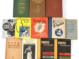 un grand nombre de livres posés sur une table