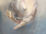 un tableau représentant une personne tenant une balle dans ses mains