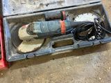 un outil dans une boîte à outils posée par terre