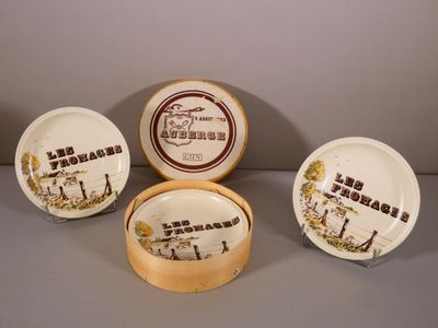 trois types différents d'assiettes sur lesquelles figurent les portraits d'un homme et d'une femme