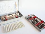une boîte contenant tout un tas d'outils, posée sur une table