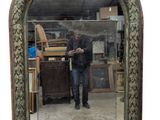 un homme qui se tient devant un miroir