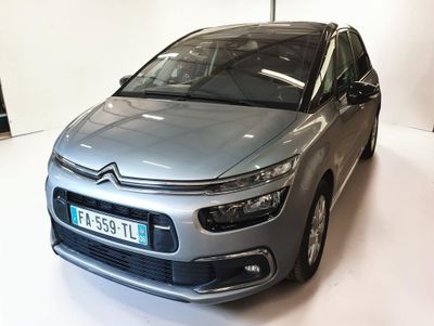 La nouvelle Citroën est garée dans le showroom du showroom