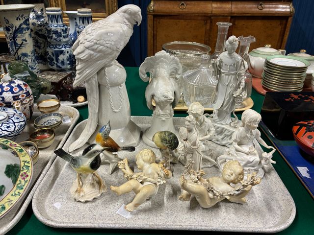 Figurines en porcelaine et biscuit représentant des angelots, des...