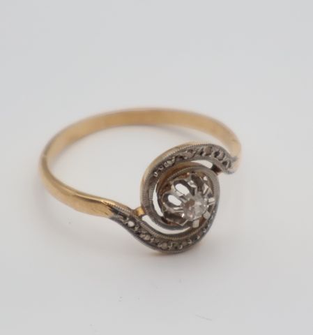 Petite bague en or jaune 18 carats 750 millièmes à décor d’enroul...