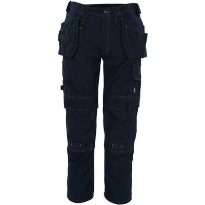 un gros plan sur un pantalon de travail bleu sur fond blanc