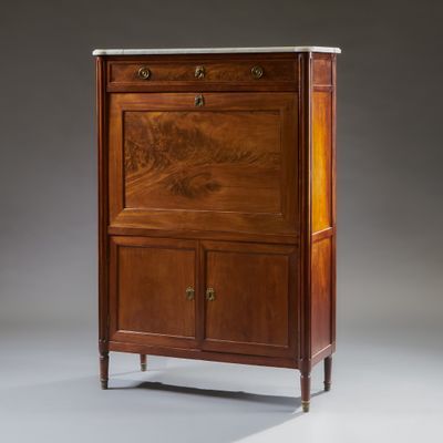 une armoire ancienne en bois avec un plateau en marbre et des tiroirs