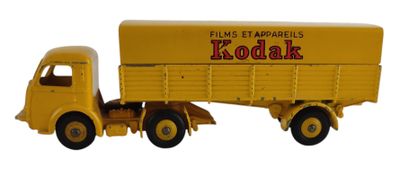 camionnetto jaune sur fond blanc, avec une inscription rouge sur le côté