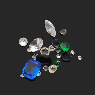 un ensemble de pierres précieuses de différentes couleurs sur un fond noir