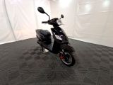 une photo d'un scooter garé à l'intérieur d'une tente