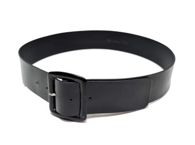 ceinture en cuir noir avec une boucle métallique sur fond blanc